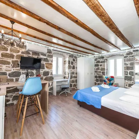 Studio Central Split