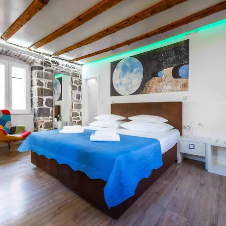 Studio Central Split