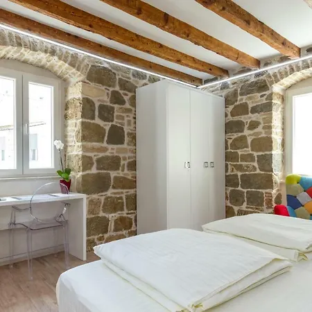 Studio Central Split Split