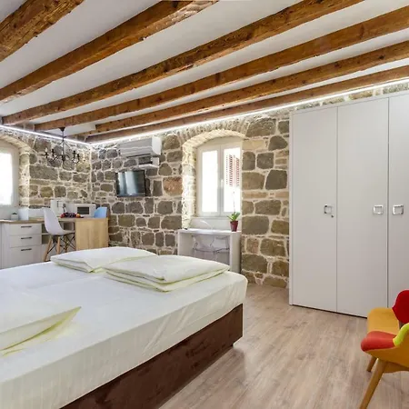 Studio Central Split Split